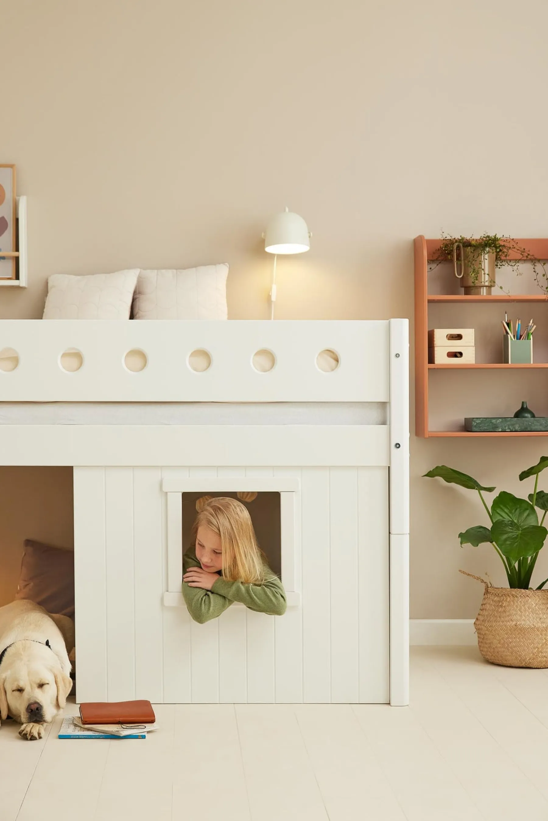 FLEXA Mittelhohes Bett, mit Schrägleiter & Baumhaus-Bettenfronten, weiß White Cheap